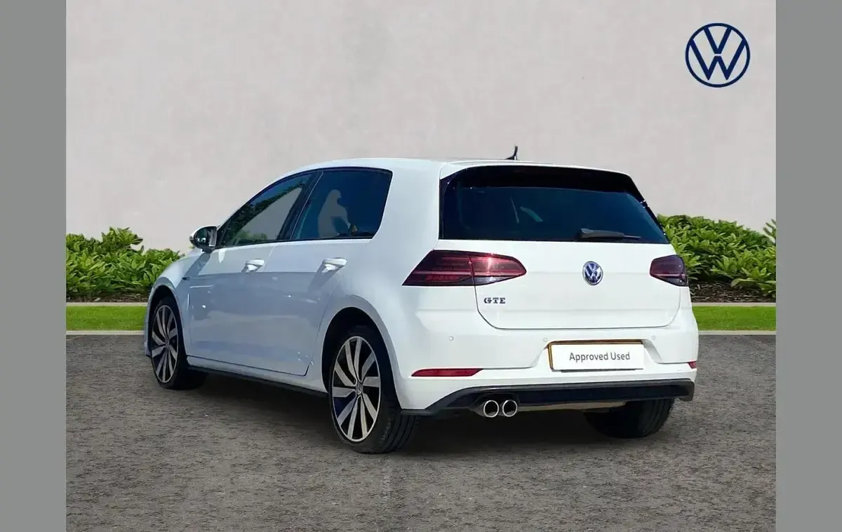 Used VW Golf VIII Advance 200 HP (147 kW) 2020 White Hatchback