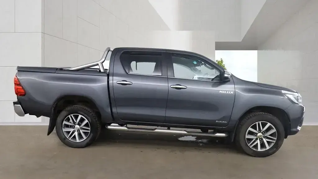 Used Toyota HiLux 150 HP (110 kW) 2017 Grey Pickup