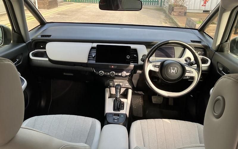 Used Honda Jazz Hybrid 109 HP (80 kW) 2021 Platinum white Hatchback