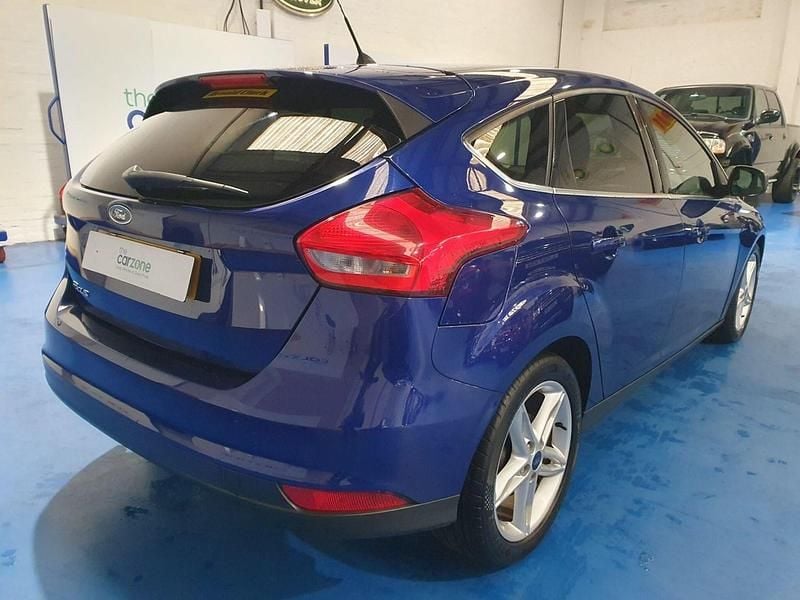 Used Ford Focus Zetec 120 HP (88 kW) 2015 Blue Hatchback