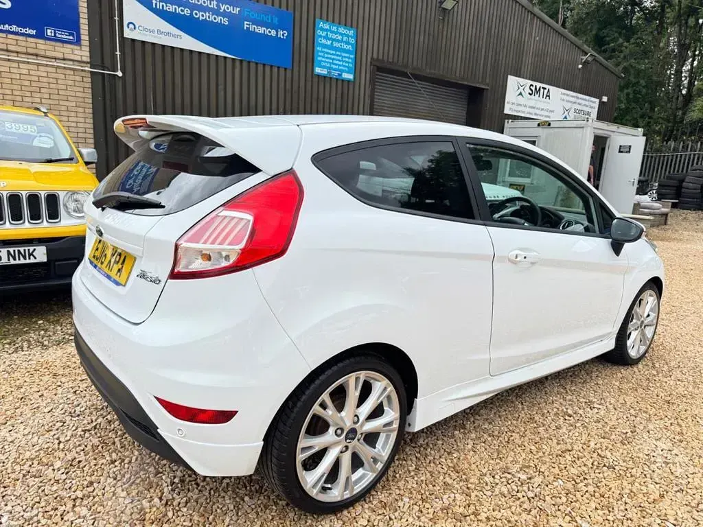 Used Ford Fiesta Zetec 93 HP (68 kW) 2016 White Hatchback