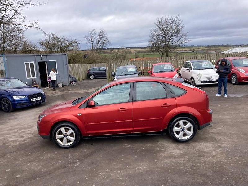 Begagnad Ford Focus Zetec 2008 Röd Halvkombi