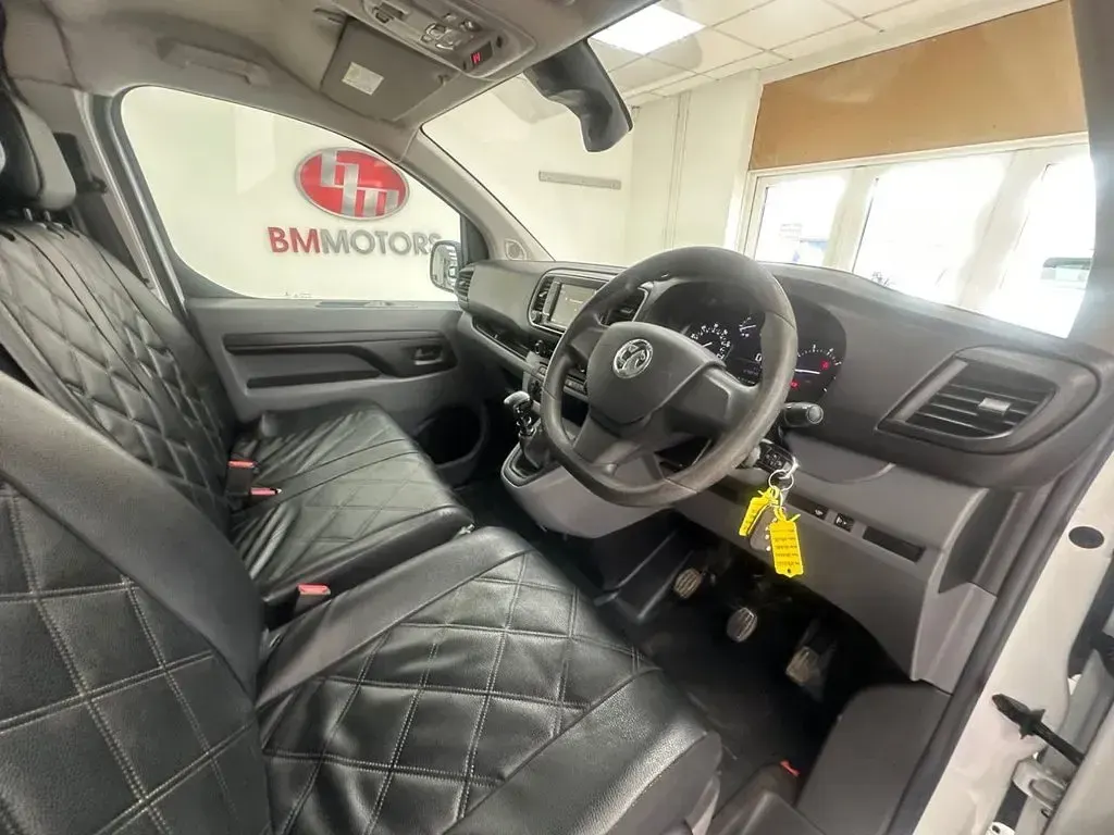 Used Vauxhall Vivaro 100 HP (73 kW) 2019 White MPV