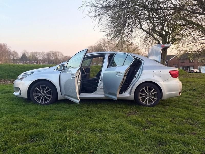 Used Toyota Avensis 147 HP (108 kW) 2012 Silver Sedan