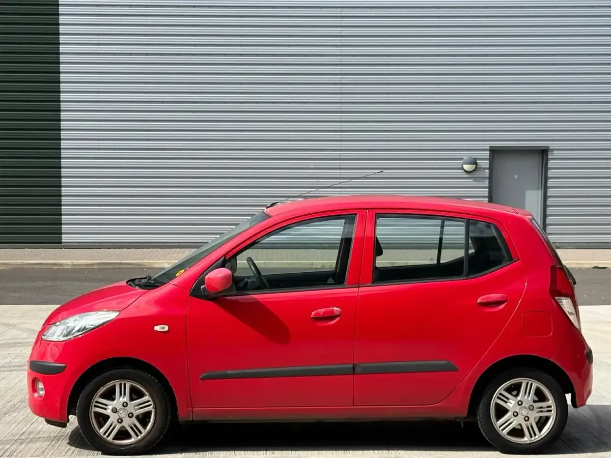 Used Hyundai i10 Comfort 77 HP (56 kW) 2010 Red Hatchback