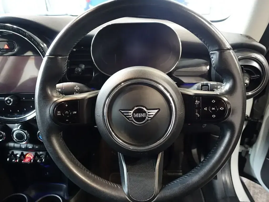 Usado Mini Cooper Classic 136 HP (100 kW) 2022 Prateado Citadino