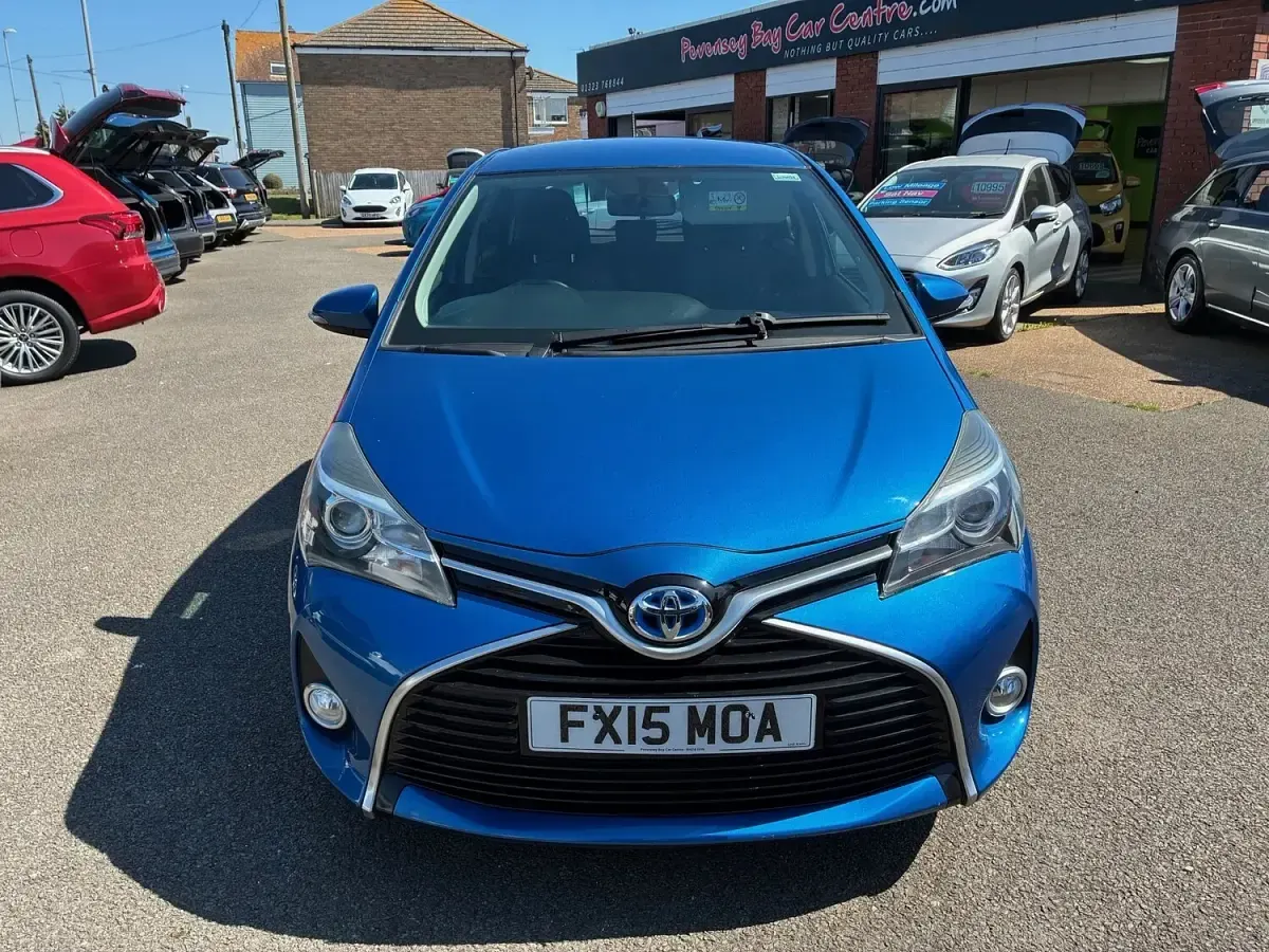 Used Toyota Yaris Hybrid 101 HP (74 kW) 2015 Blue Hatchback