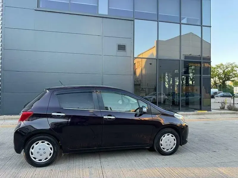 Used Toyota Yaris 100 HP (73 kW) 2014 Mauve/purple Hatchback
