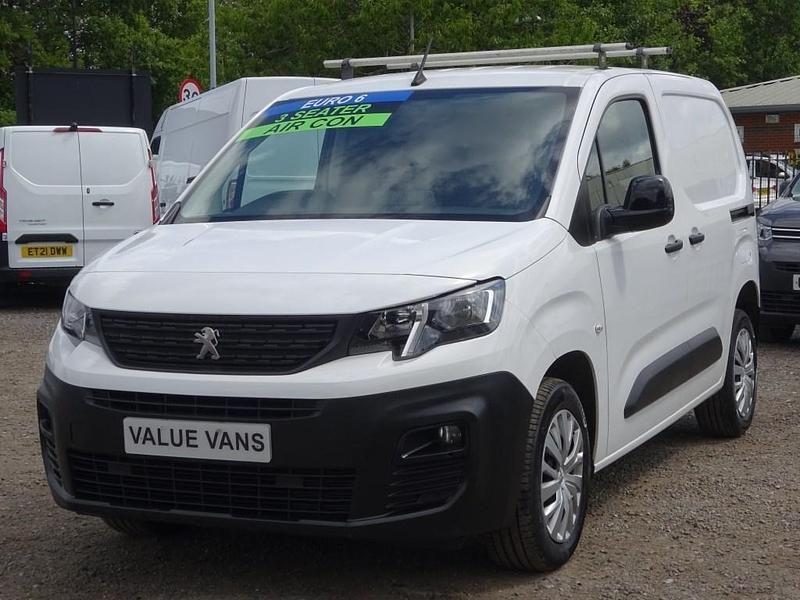 White Used 2022 Peugeot Partner Premium MPV | £7,985 (Fair price) - Image 1/4