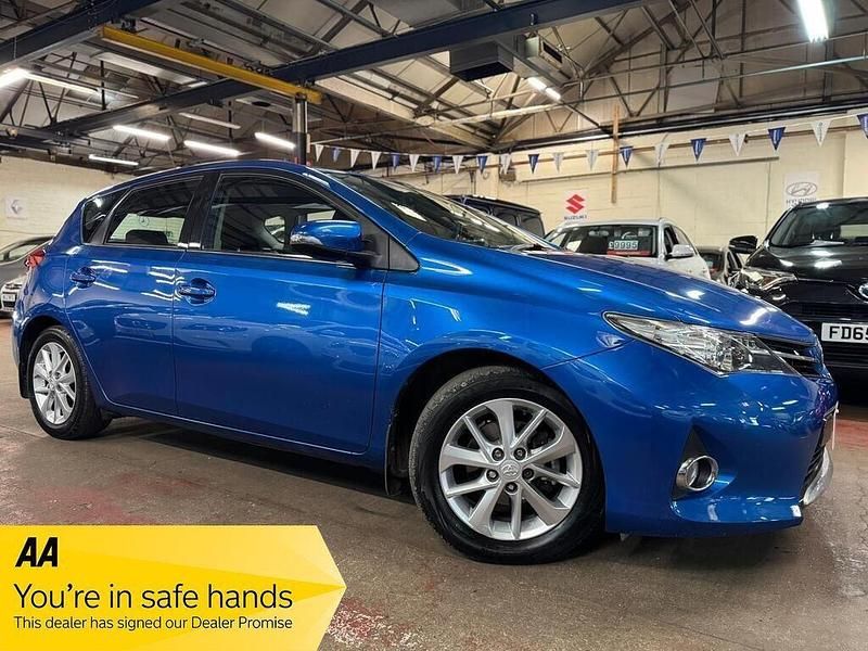 Used Toyota Auris 132 HP (97 kW) 2013 Blue Hatchback