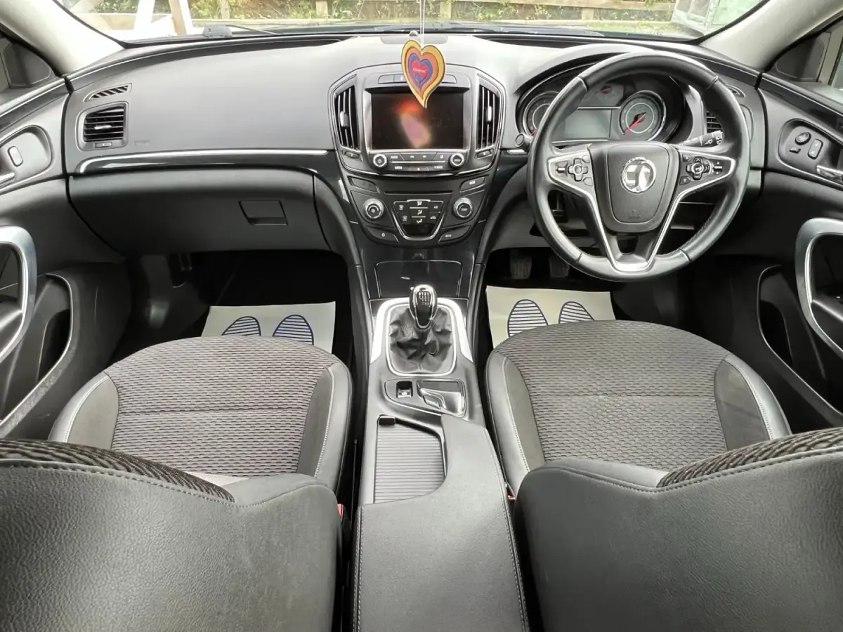 Second-hand Vauxhall Insignia 163 CP (119 kW) 2014 Verde Hatchback