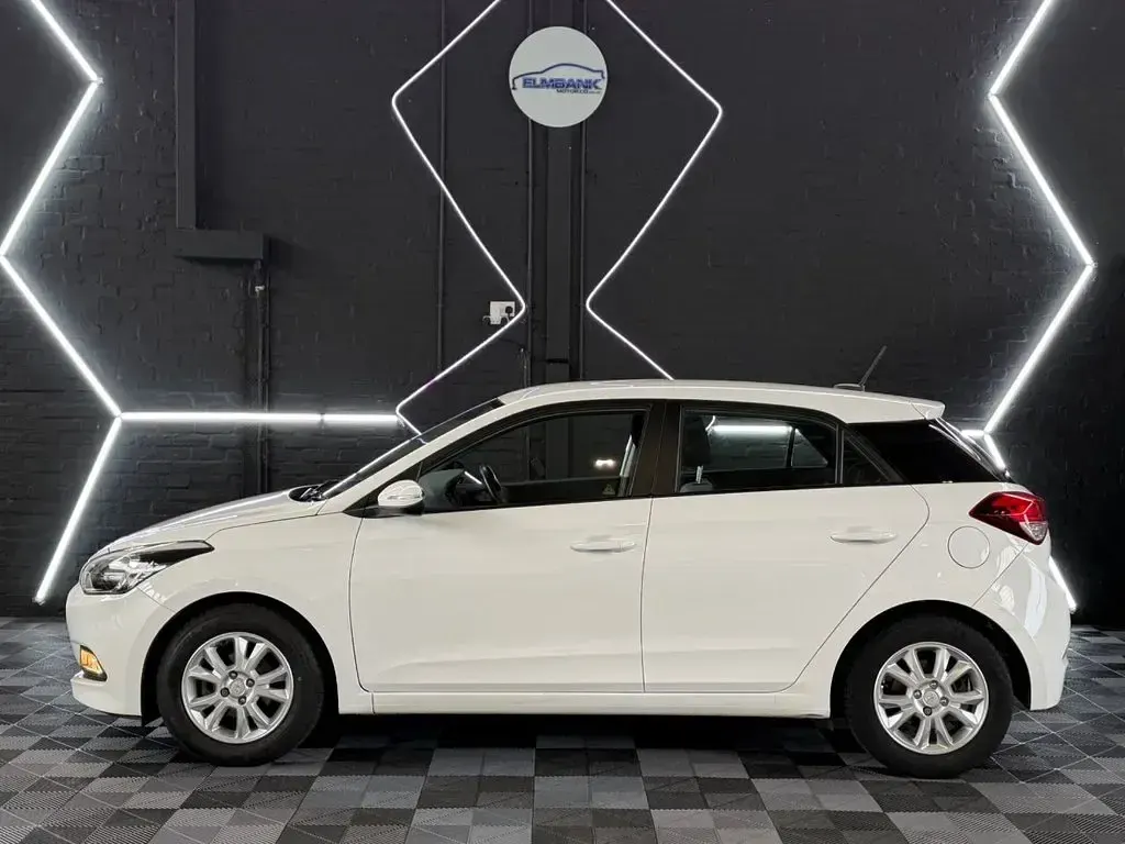 Used Hyundai i20 SE 84 HP (61 kW) 2016 White Hatchback