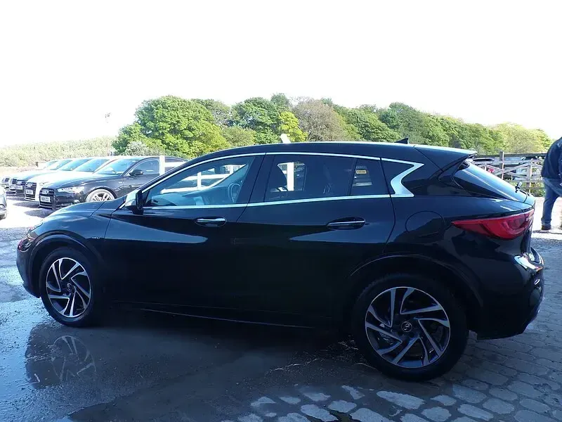 Used Infiniti Q30 Premium 170 HP (125 kW) 2017 Black Hatchback
