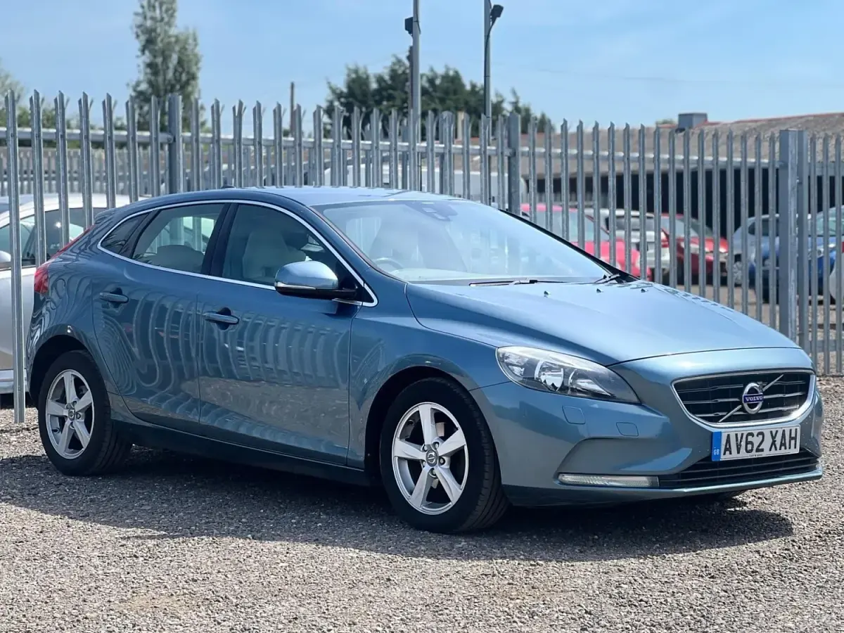 Usado Volvo V40 SE 2013 Azul Utilitario