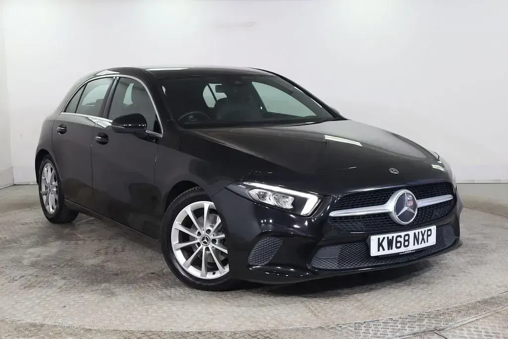 Begagnad Mercedes A180 2019 Svart Halvkombi