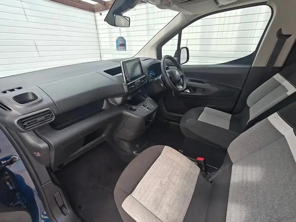 Usado Citroën e-Berlingo Feel 100 kW (136 CV) 2023 Azul Monovolumen