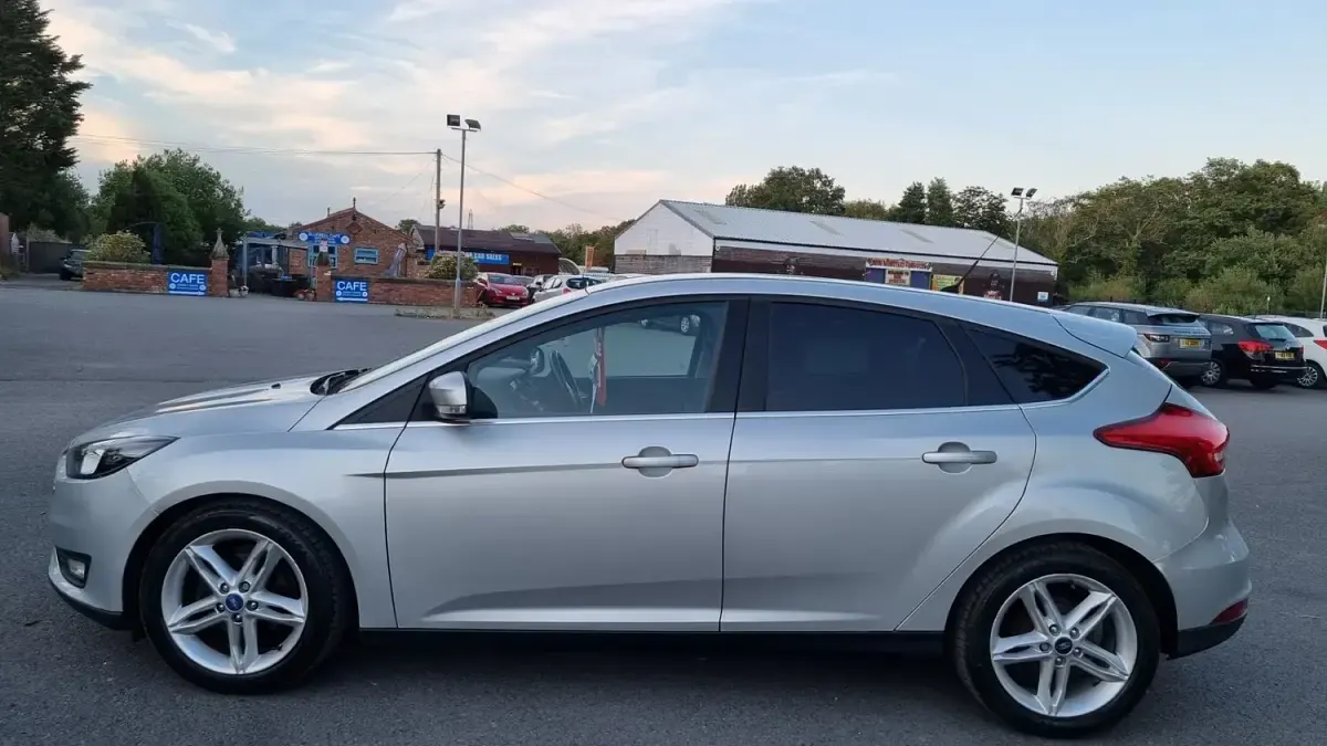 Used Ford Focus Zetec 125 HP (91 kW) 2015 Silver Hatchback
