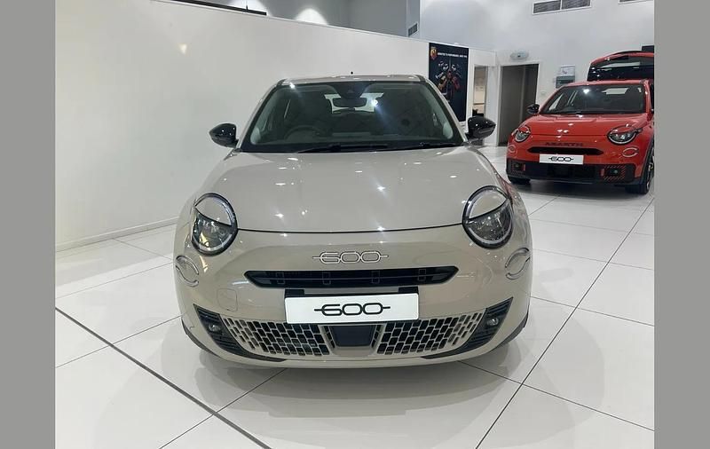 Nowe Fiat 600 99 KM (72 kW) 2025 Beżowy SUV
