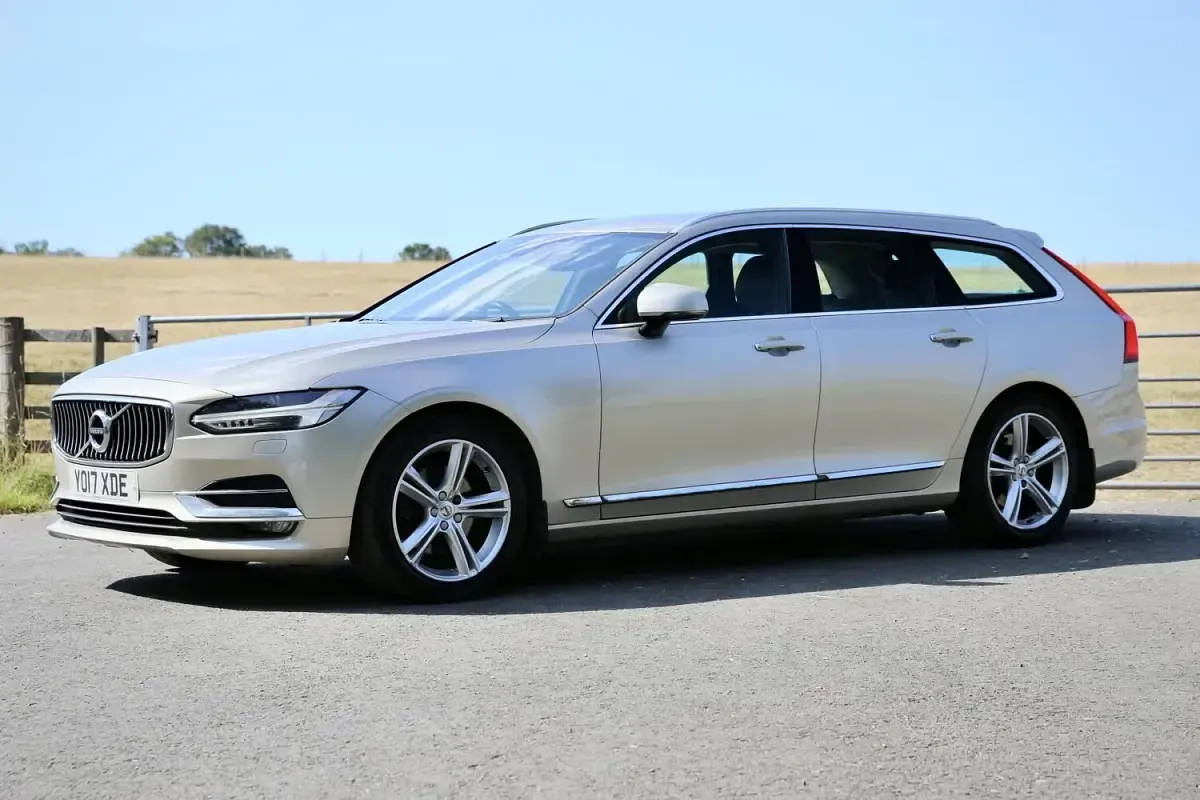 Used Volvo V90 Inscription 190 HP (139 kW) 2017 Gold Estate