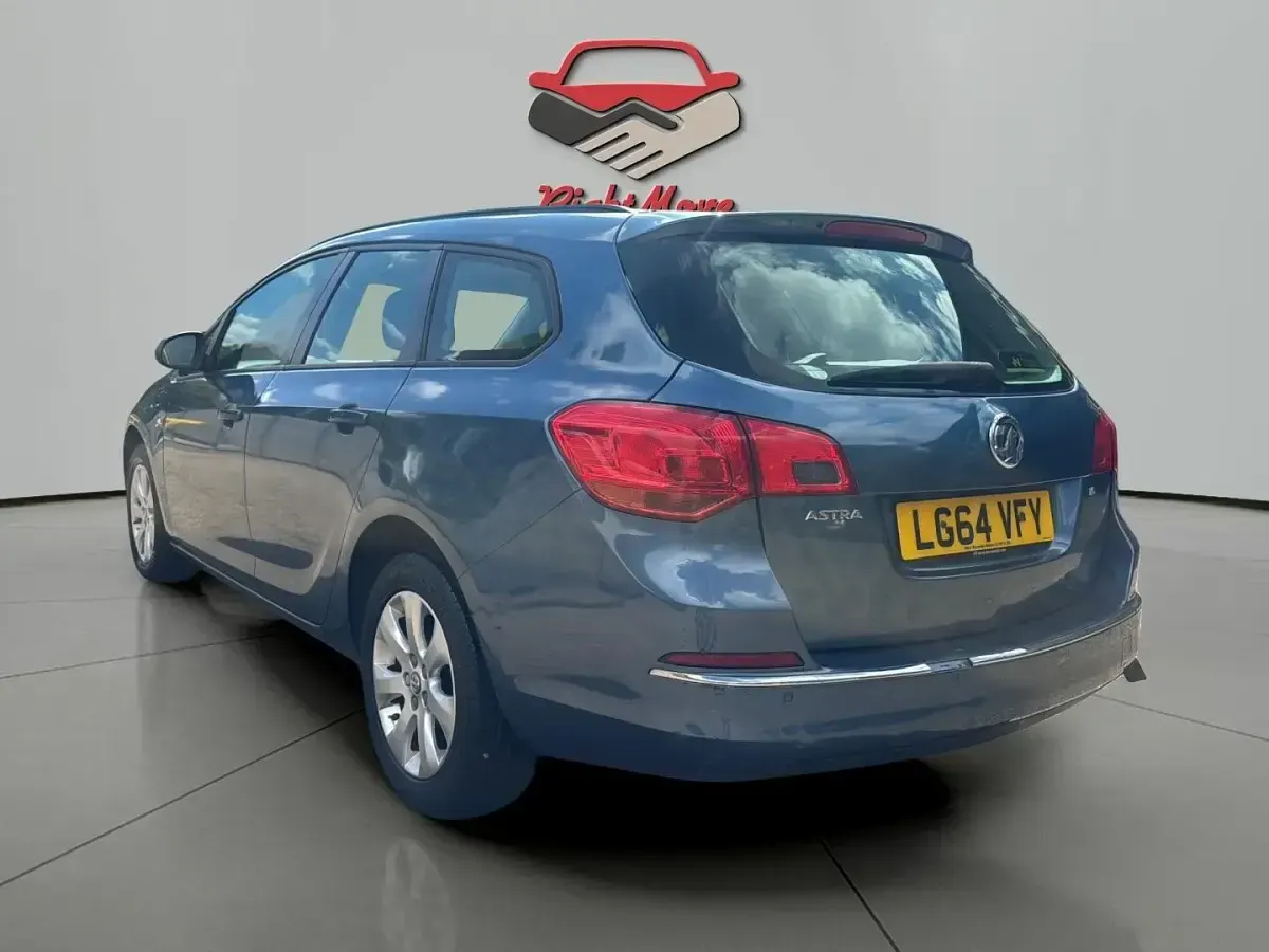 Used Vauxhall Astra Design Edition 115 HP (84 kW) 2014 Blue Estate