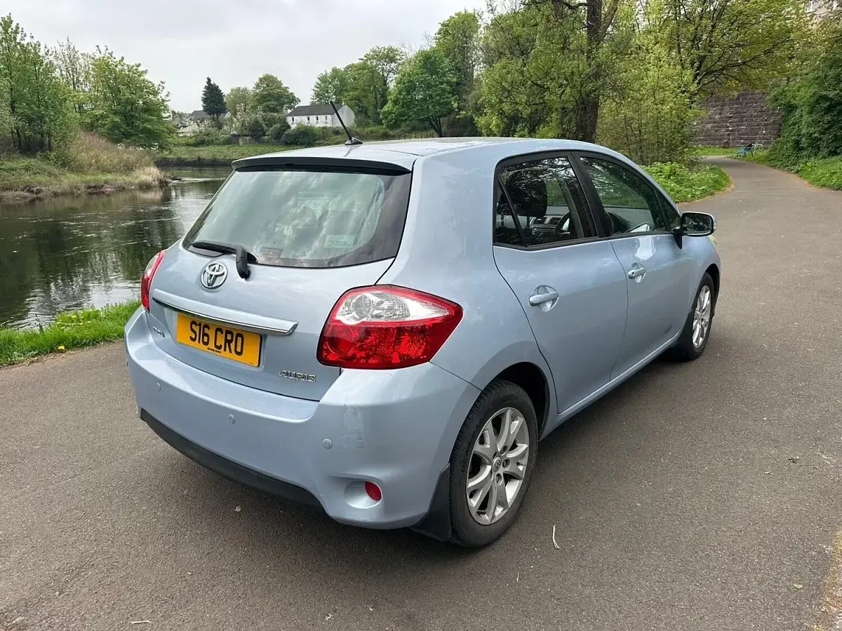 Used Toyota Auris 132 HP (97 kW) 2012 Blue Hatchback