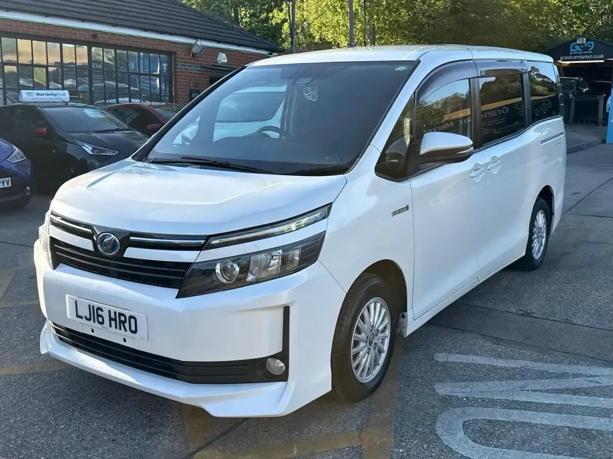 Begagnad Toyota Noah 2025 Vit