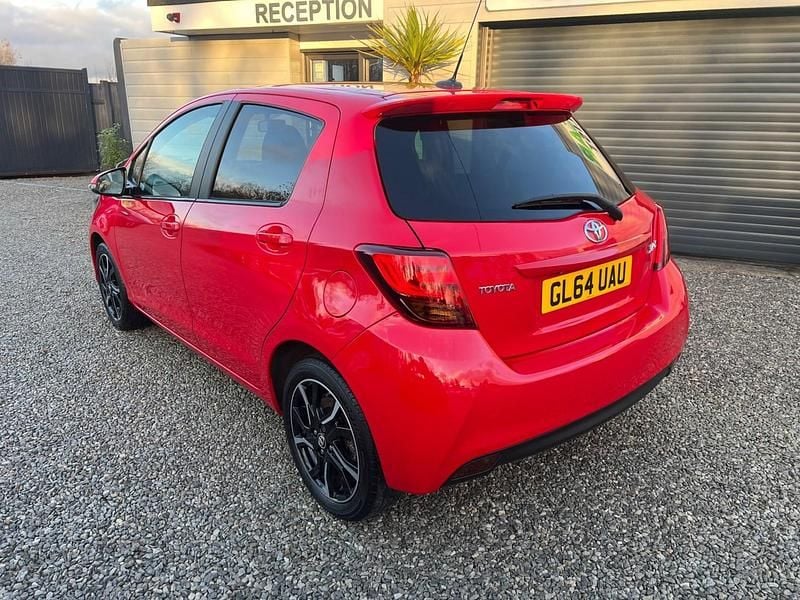 Used Toyota Yaris Sport 99 HP (72 kW) 2015 Red Hatchback