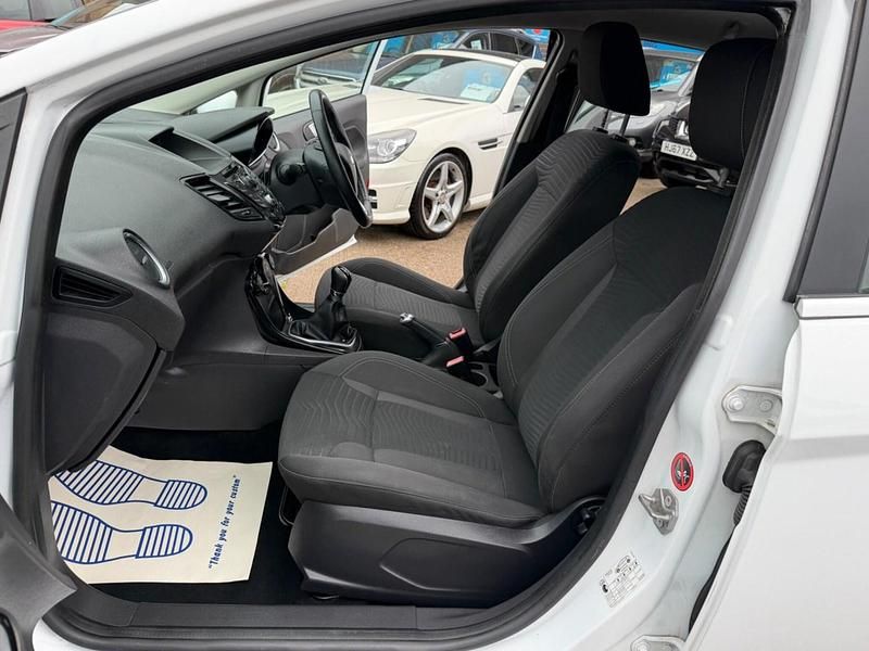 Used Ford Fiesta Zetec 82 HP (60 kW) 2014 White Hatchback