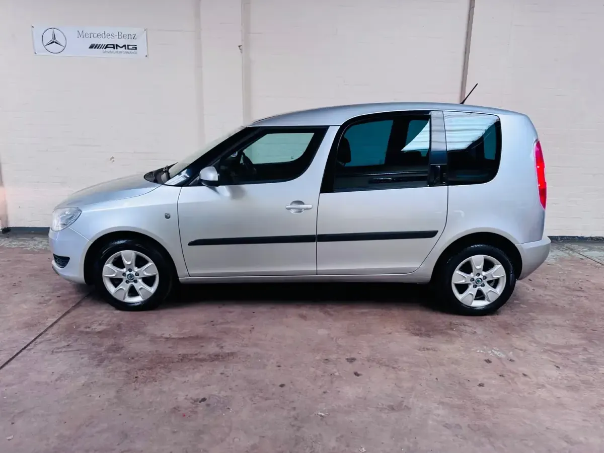 Usado Skoda Roomster SE 105 CV (77 kW) 2012 Plateado Monovolumen