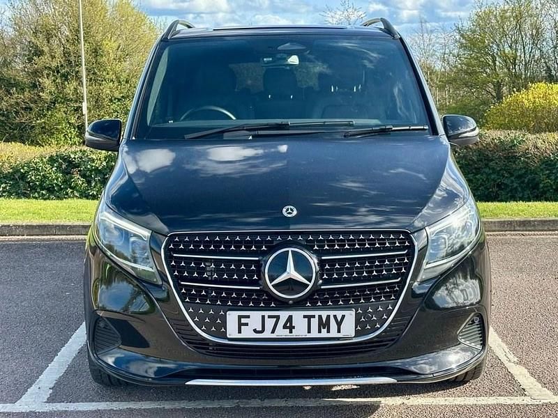 Begagnad Mercedes V300 Premium 2024 Svart Minibuss