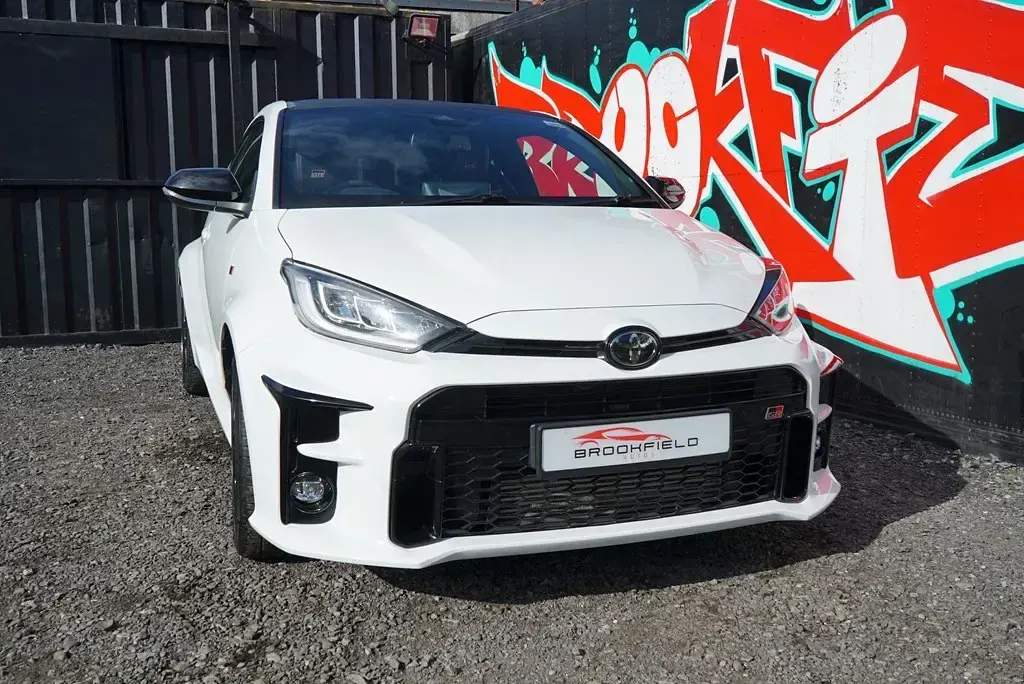 Begagnad Toyota Yaris 272 HK (200 kW) 2022 Vit Halvkombi