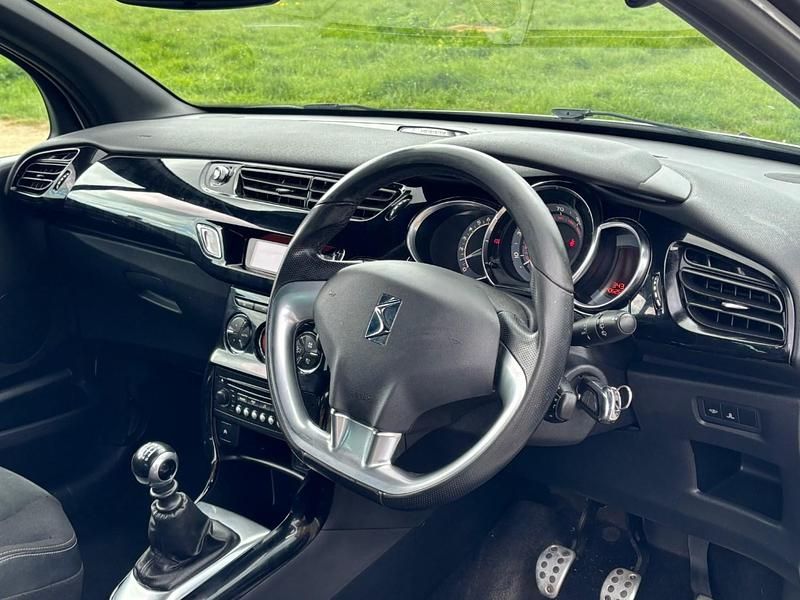 Usado Citroën DS3 150 HP (110 kW) 2011 Branco Citadino