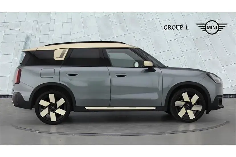 Używany Mini Countryman Exclusive 218 KM (160 kW) 2024 Zielony SUV