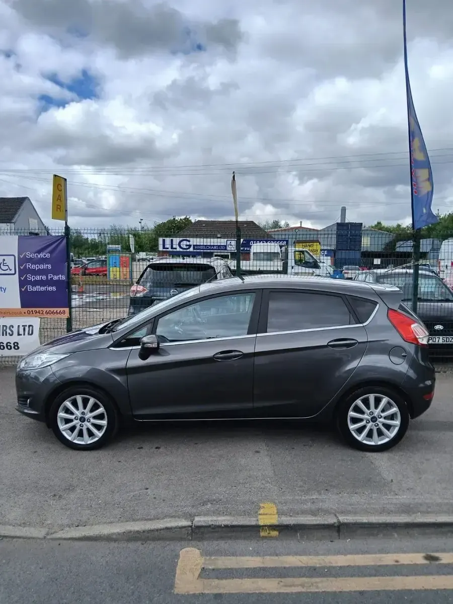 Used Ford Fiesta Titanium 100 HP (73 kW) 2017 Grey Hatchback