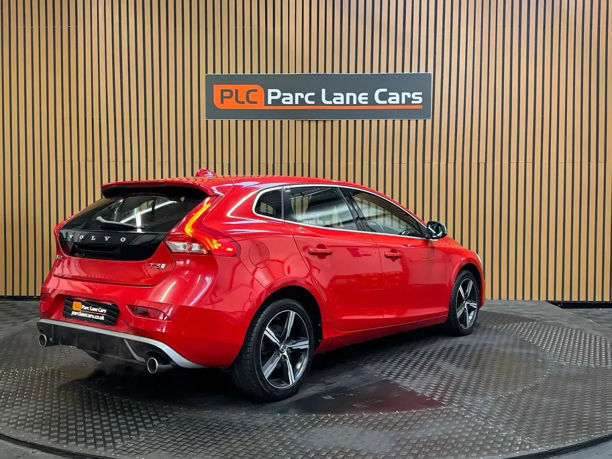 Used Volvo V40 R-Design 152 HP (111 kW) 2017 Red Hatchback