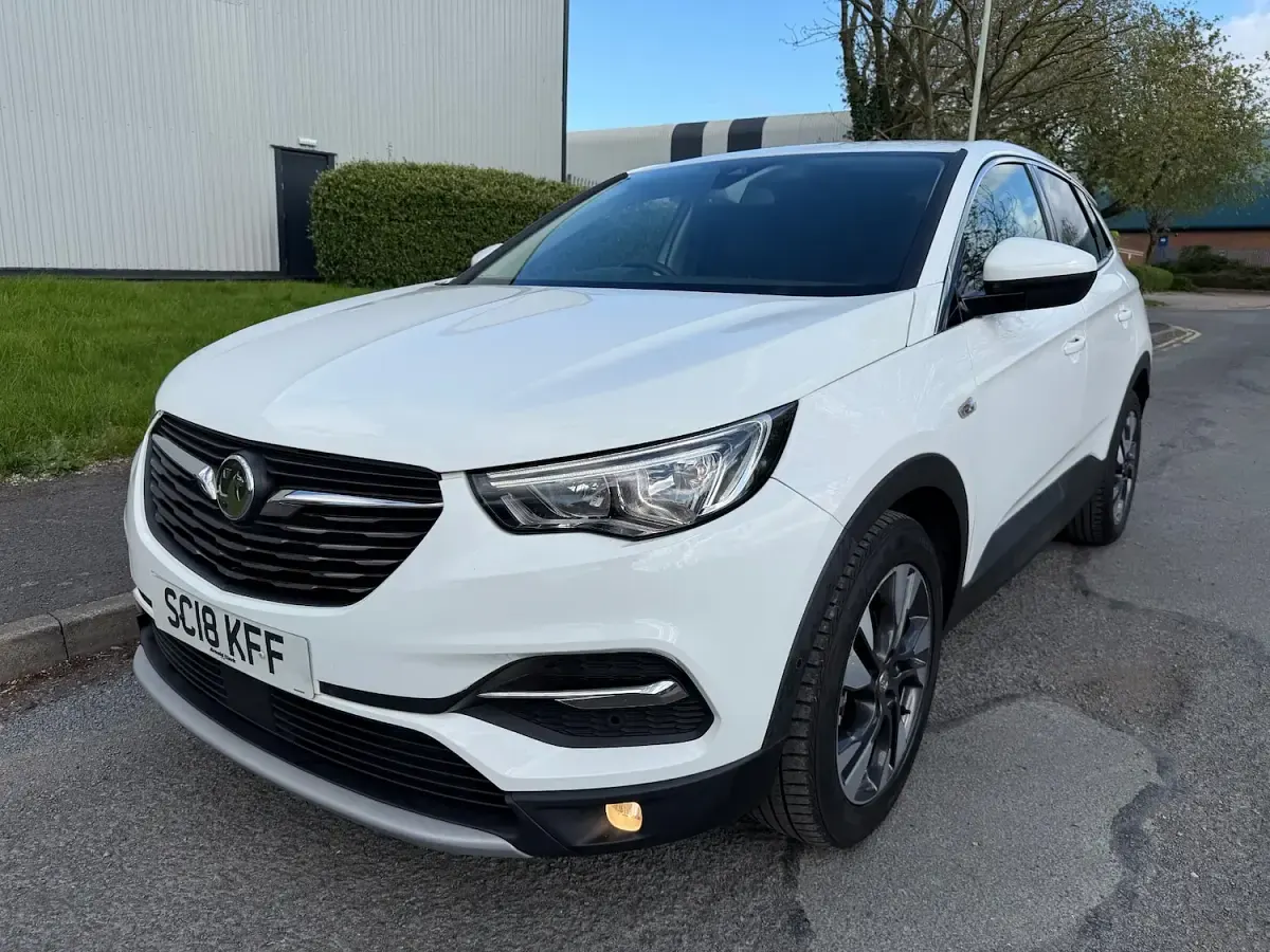 Used Vauxhall Grandland X S 130 HP (95 kW) 2018 White SUV