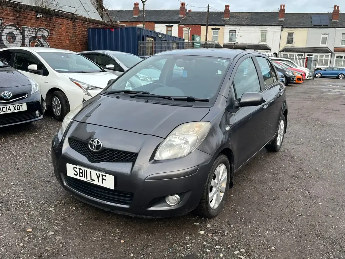 Begagnad Toyota Yaris 69 HK (50 kW) 2011 Grå Halvkombi