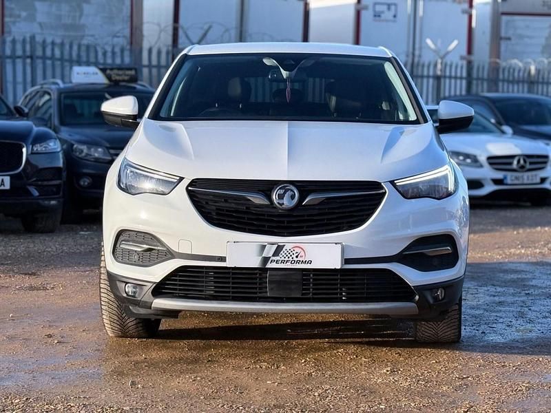 Used Vauxhall Grandland X Sport 120 HP (88 kW) 2018 White SUV