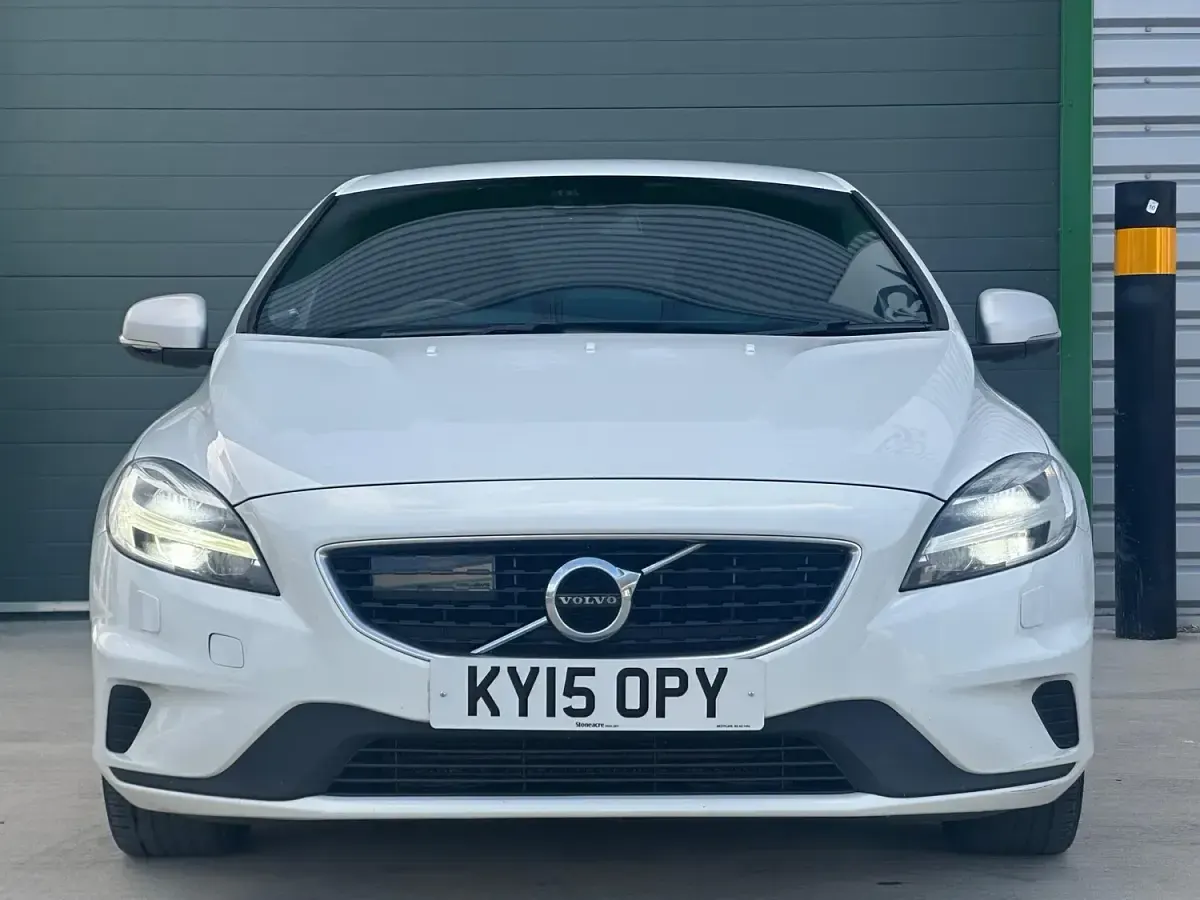 Used Volvo V40 R-Design Pro 150 HP (110 kW) 2018 White Hatchback