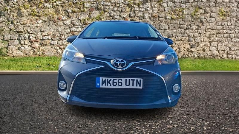Used Toyota Yaris 99 HP (72 kW) 2016 Grey Hatchback