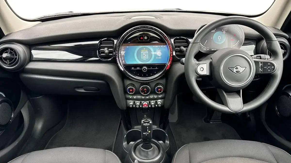 Used Mini Cooper Classic 134 HP (98 kW) 2023 White Hatchback