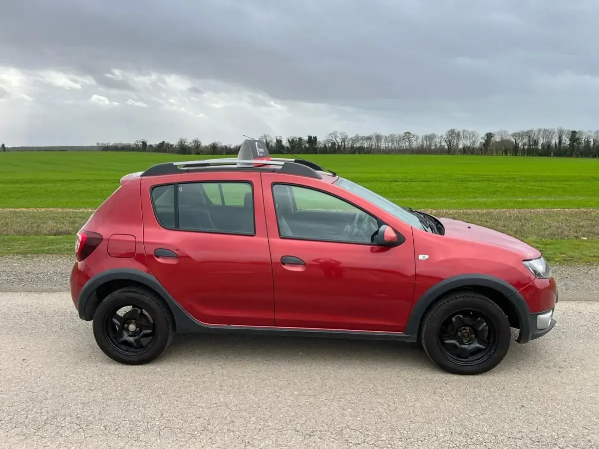 Używany Dacia Sandero Lauréate 88 KM (64 kW) 2014 Czerwony Hatchback
