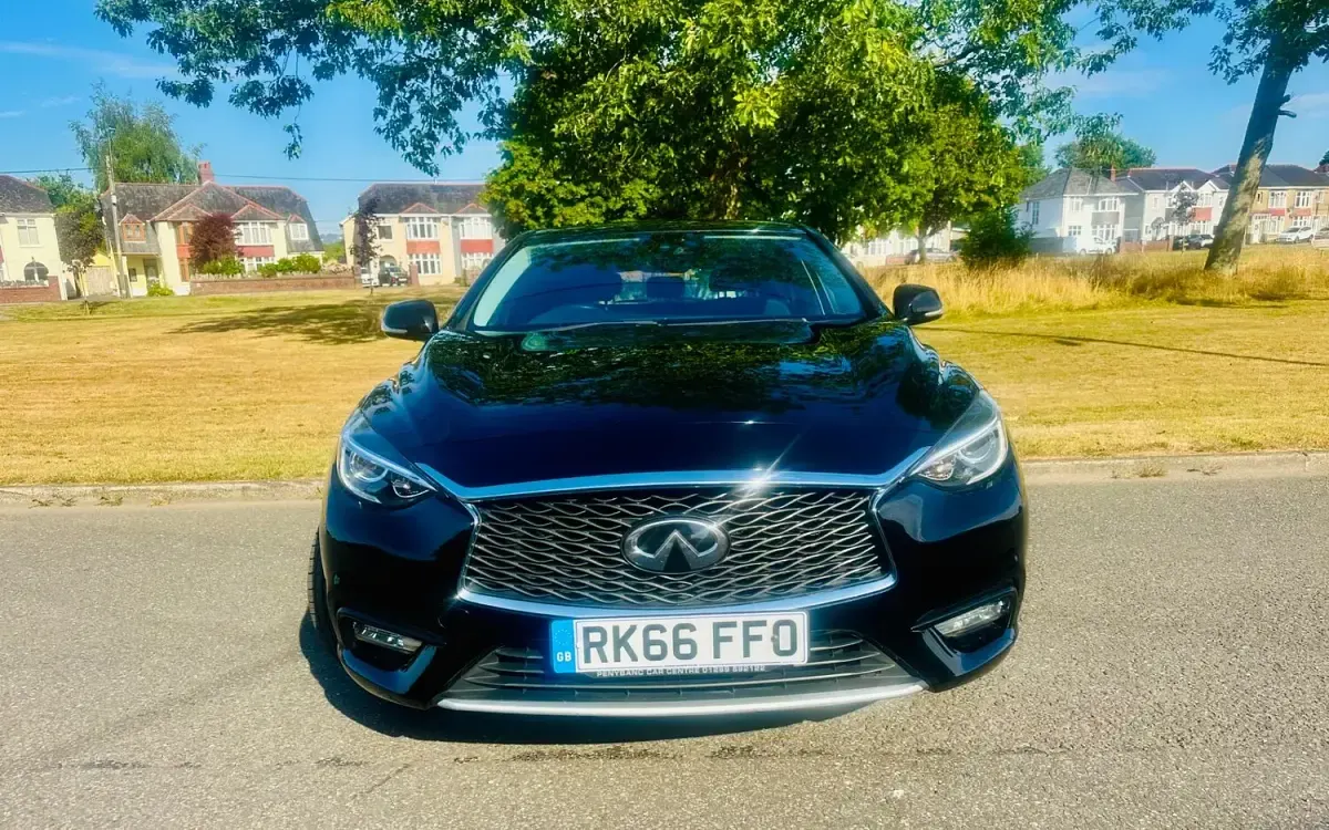 Used Infiniti Q30 Business Executive 107 HP (78 kW) 2016 Black Hatchback