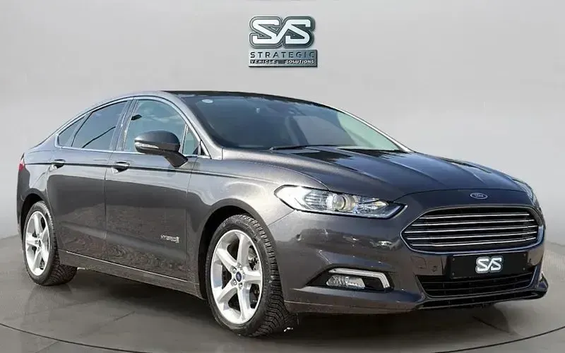 Usado Ford Mondeo Titanium 190 HP (139 kW) 2018 Cinzento Sedan