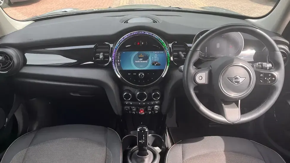 Używany Mini Cooper Classic 134 KM (98 kW) 2023 Srebrny Hatchback