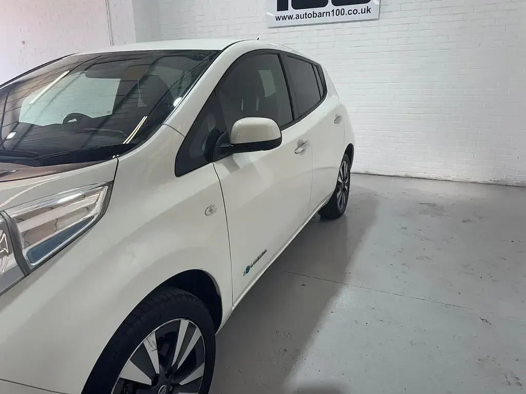 Used Nissan Leaf Tekna 80 kW (109 HP) 2014 White Hatchback