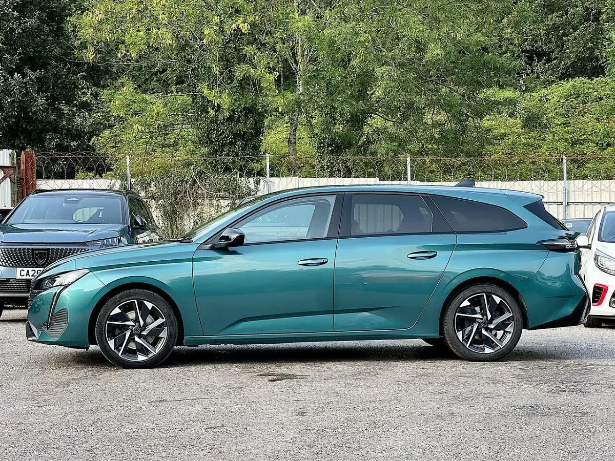 Used Peugeot 308 SW Allure Premium 129 HP (94 kW) 2022 Blue Estate