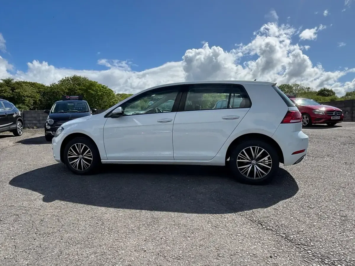 Used VW Golf VII SE 115 HP (84 kW) 2017 White Hatchback