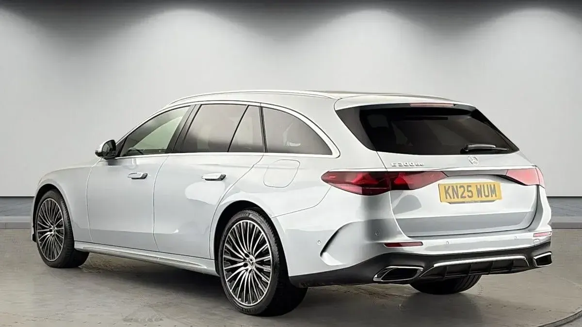 Usado Mercedes E300 AMG line 82 HP (60 kW) 2023 Prateado Carrinha