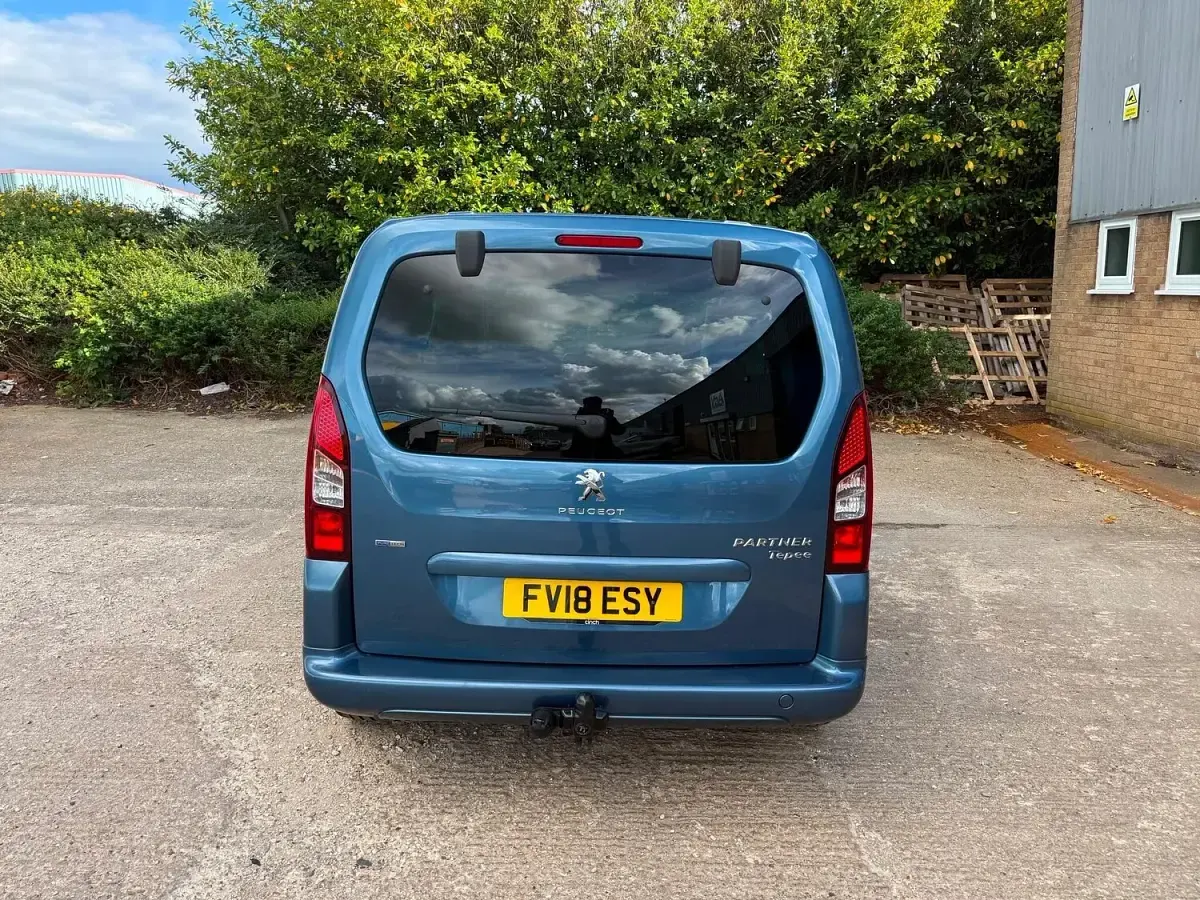 Used Peugeot Partner Tepee Active 110 HP (80 kW) 2018 Blue MPV